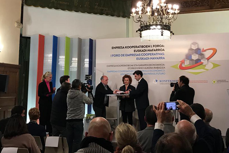 Se celebra el primer encuentro entre las asociaciones cooperativas de Euskadi y Navarra